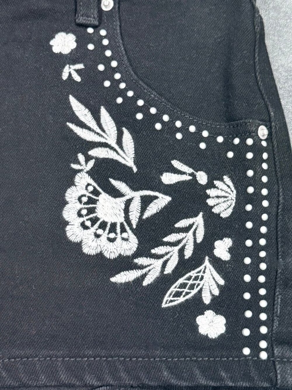 AQUA × Ava Phillippe Embroidery Studded Black Shorts - Size 27 / Like New (EUC) - Picture 10 of 10